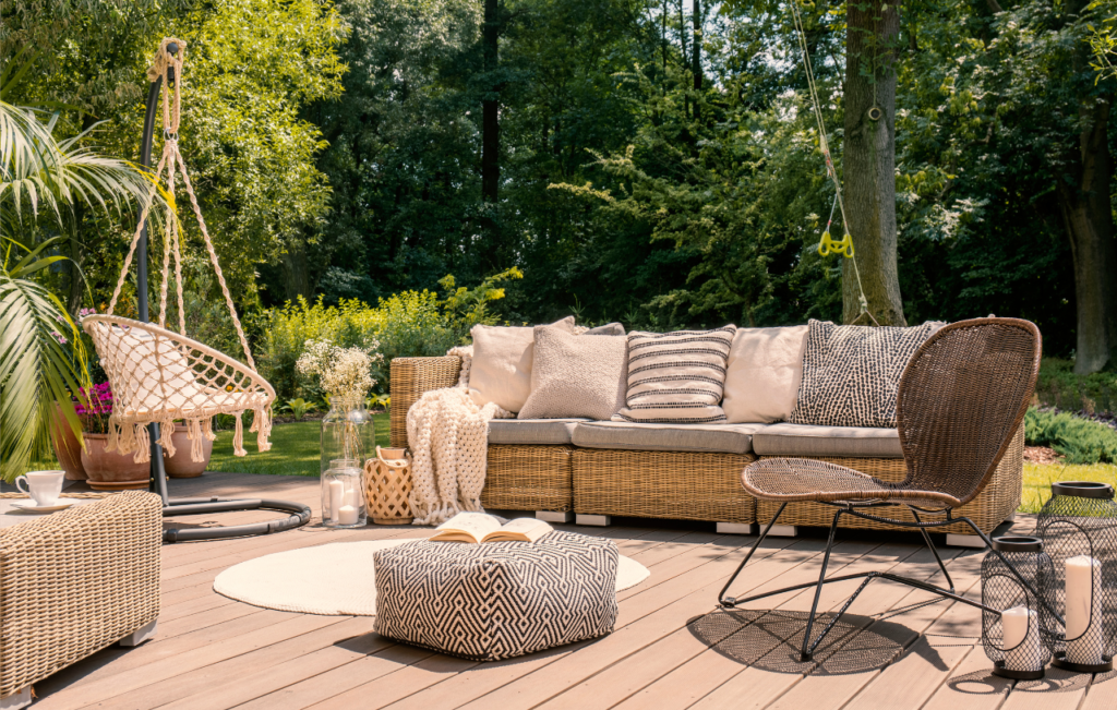 4 BUDGET-FRIENDLY SMALL PATIO DECOR IDEAS TO MAXIMIZE YOUR SPACE